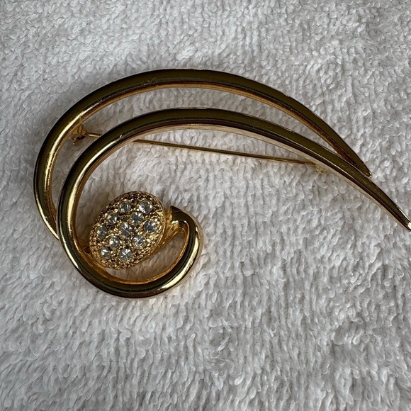 Vintage Gold Tone Unisex Swirl Brooch with Pave Rhinestones - Picture 5 of 9